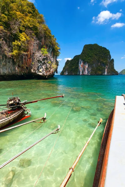 Sea shore and cliffs. screw boats — Stock Photo, Image