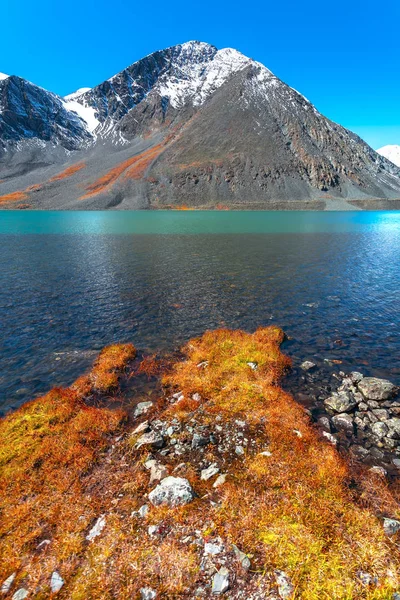 Lac de montagne, automne — Photo