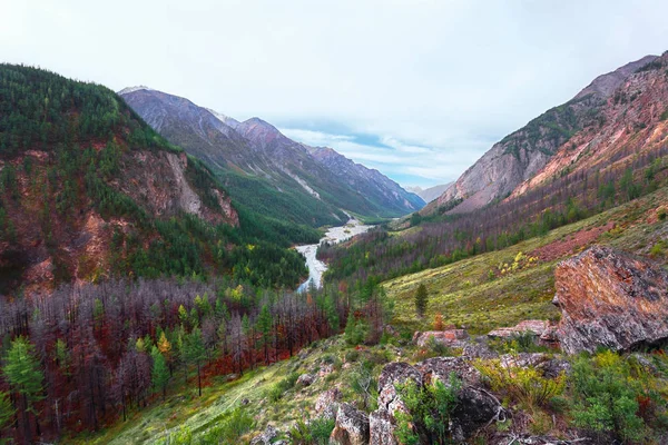 Mountain klyfta och floden — Stockfoto