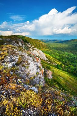 Dağlık manzara, yeşil ağaçlar.