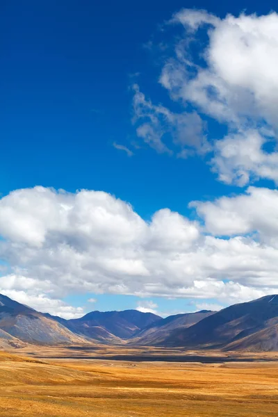 雲の下の砂漠と山の上の風景. — ストック写真