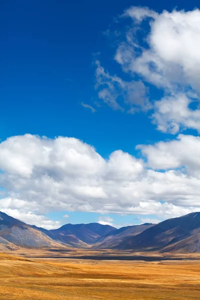 沙漠的风景和山顶在云彩之下. — 图库照片