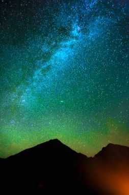 Dağlar silüeti. Yıldızlı gökyüzü. Samanyolu. , 