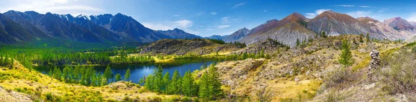 Panorama, berg och berg lake. Taiga, Altay, Ryssland. — Stockfoto