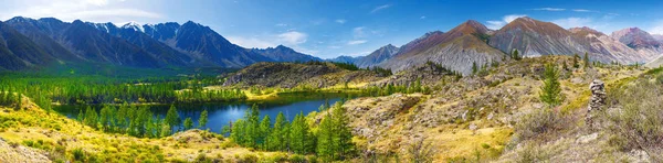 Панорама, горы и горное озеро. Тайга, Алтай, Россия . Лицензионные Стоковые Изображения