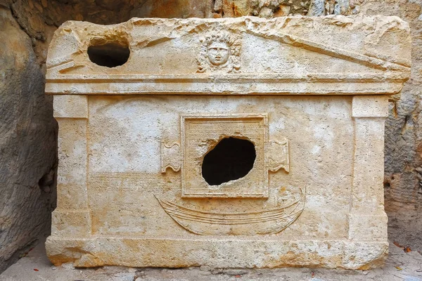 Tumba antigua con relieve, cripta, Olimpo, Licia — Foto de Stock