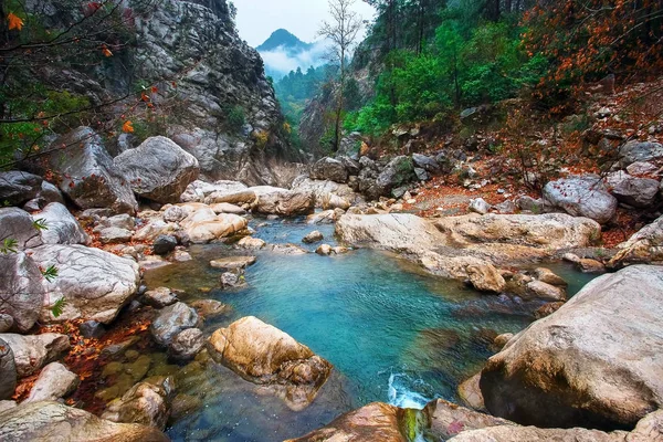 Montanha lago com água azul-turquesa em um desfiladeiro estreito . — Fotografia de Stock