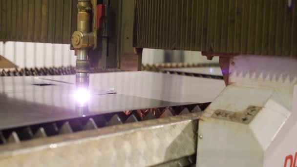 O cortador de plasma cortando um pedaço de metal — Vídeo de Stock