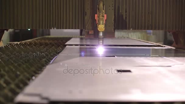 Der Plasmaschneider schneidet ein Stück Metall — Stockvideo