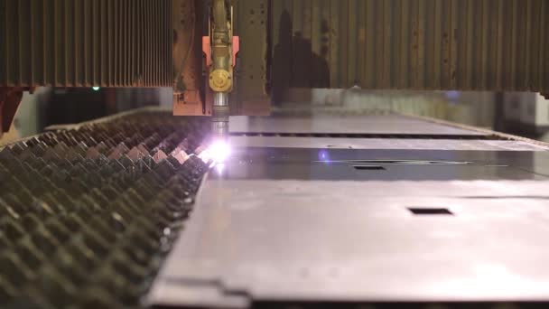 Plasma Cutter klippa en bit metall — Stockvideo