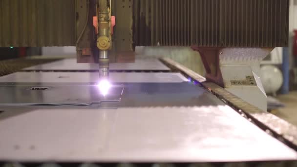 El cortador de plasma cortando un pedazo de metal — Vídeo de stock