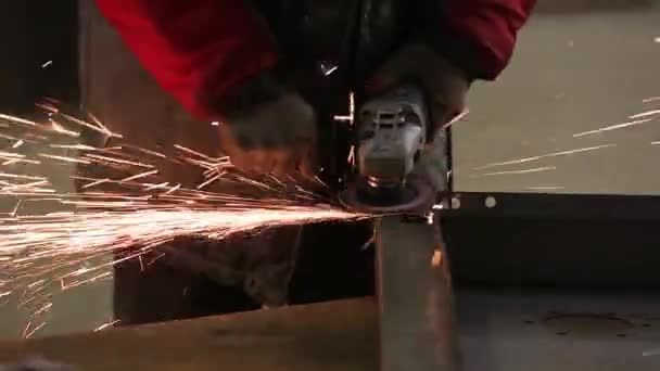 Робочий ріжуча сталь з кутовою шліфувальною машиною — стокове відео