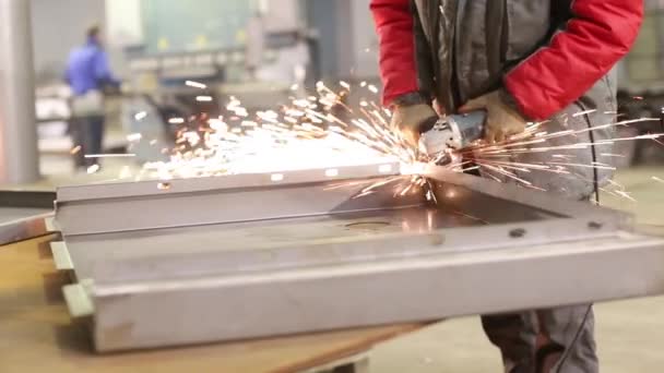 Pekerja memotong baja dengan penggiling sudut — Stok Video