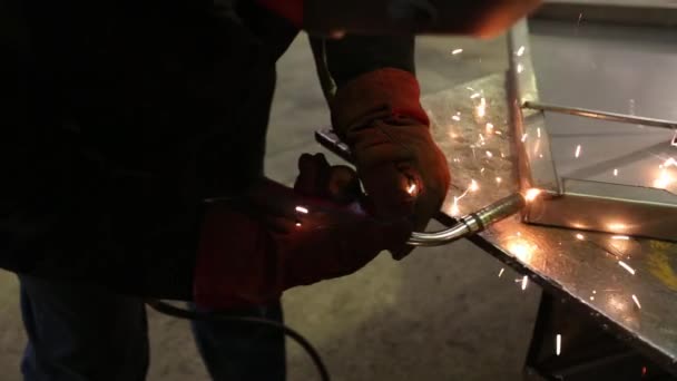 Hombre soldador trabajando — Vídeo de stock