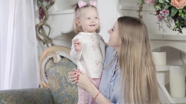 Moeder spelen met baby — Stockvideo