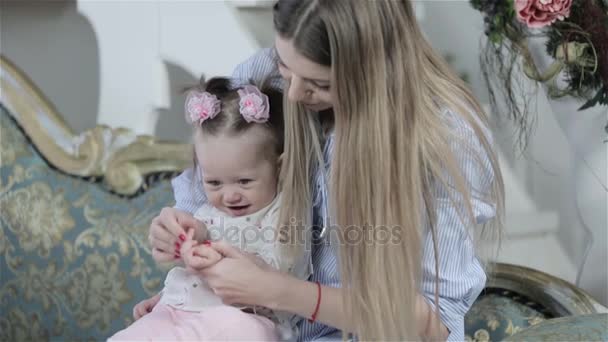 Мати грає з дитиною — стокове відео