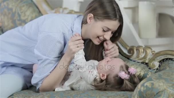 Csókolózás baba anya — Stock videók