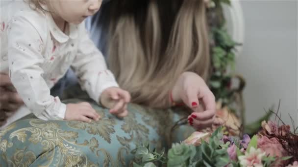 Madre jugando con el bebé — Vídeos de Stock