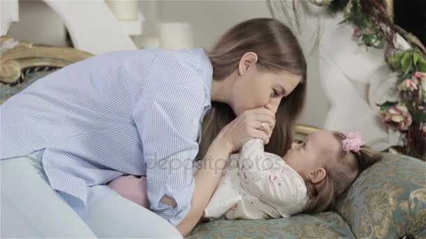 Mãe beijando bebê — Vídeo de Stock