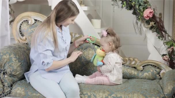 Mère jouant avec bébé — Video