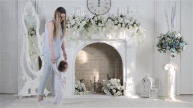 Anne öğretmek onların çocuk için yürüyüş