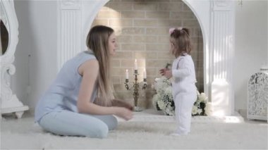 Anne öğretmek onların çocuk için yürüyüş