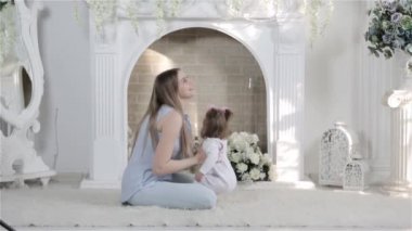 Anne bebekle oynuyor.