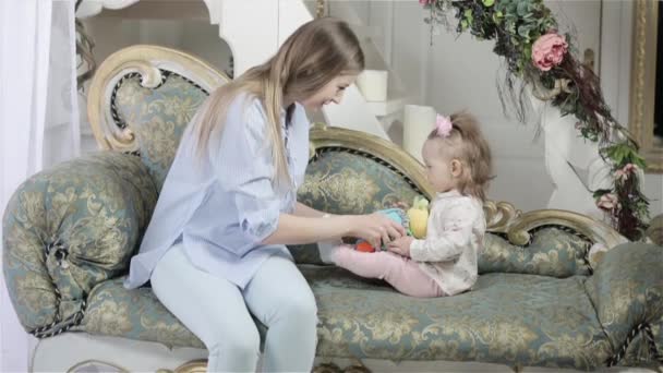 Moeder spelen met baby — Stockvideo