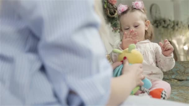 Mère jouant avec bébé — Video