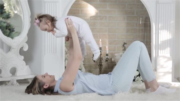 Mutter spielt mit Baby — Stockvideo