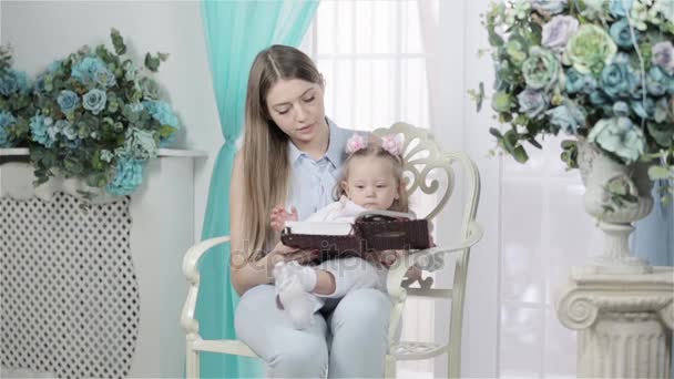 Madre e figlia leggendo un libro insieme — Video Stock