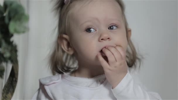Mała dziewczynka zjada ciasteczka biszkoptowe — Wideo stockowe