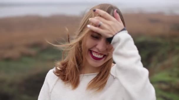 Счастливая девочка смеется и улыбается — стоковое видео