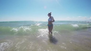 Kız yürüme yalınayak Beach