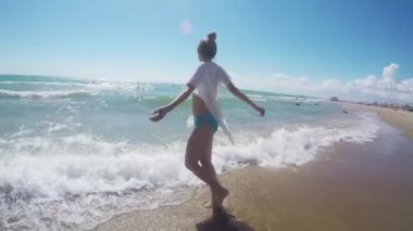 Kız yürüme yalınayak Beach