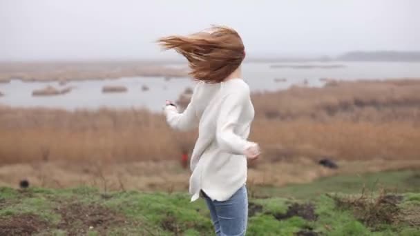 Glückliches Mädchen lacht und lächelt — Stockvideo