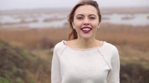 Ευτυχισμένος κορίτσι το γέλιο και το χαμόγελο — Αρχείο Βίντεο