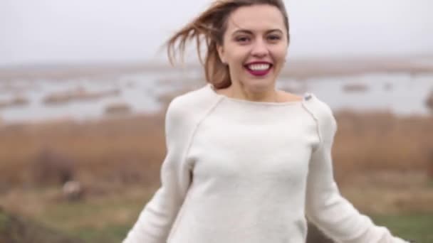 Счастливая девушка смеется — стоковое видео