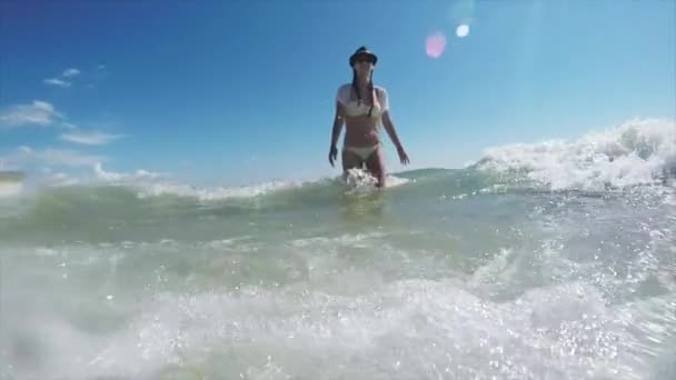 Mädchen geht barfuß am Strand — Stockvideo