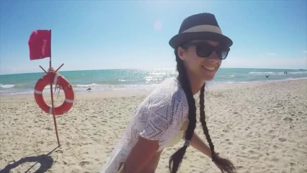 Ragazza che cammina a piedi nudi spiaggia — Video Stock