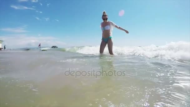 女孩走赤脚海滩 — 图库视频影像
