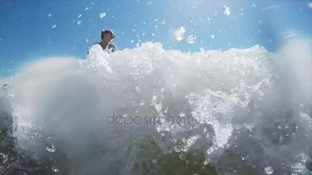 Chica caminando descalzo playa — Vídeos de Stock