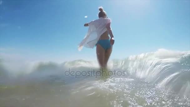 Flicka gå barfota Beach — Stockvideo