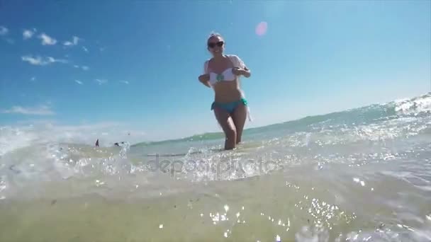 Dívka chůze naboso Beach — Stock video