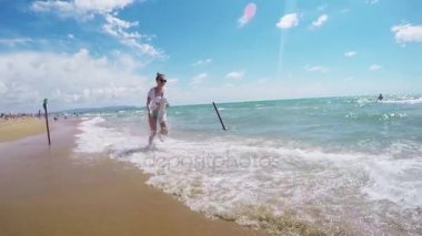 Kız yürüme yalınayak Beach