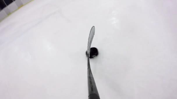 Hockeystick en puck — Stockvideo