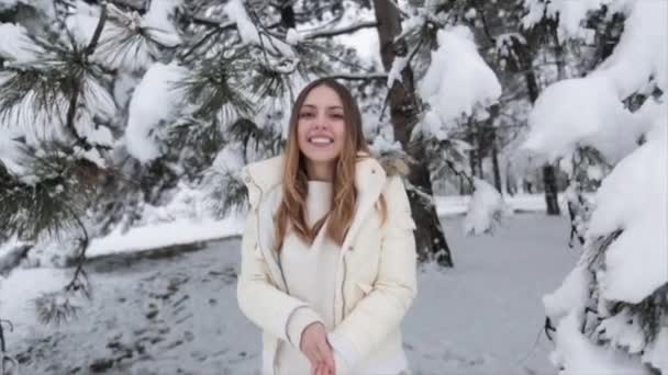 年轻的女孩，在冬季森林雪 — 图库视频影像