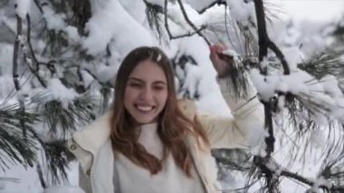 Genç kız kış orman karlı