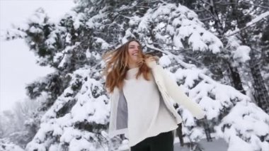 Genç kız kış orman karlı