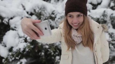 Kız karlı ormanda bir selfie yapar